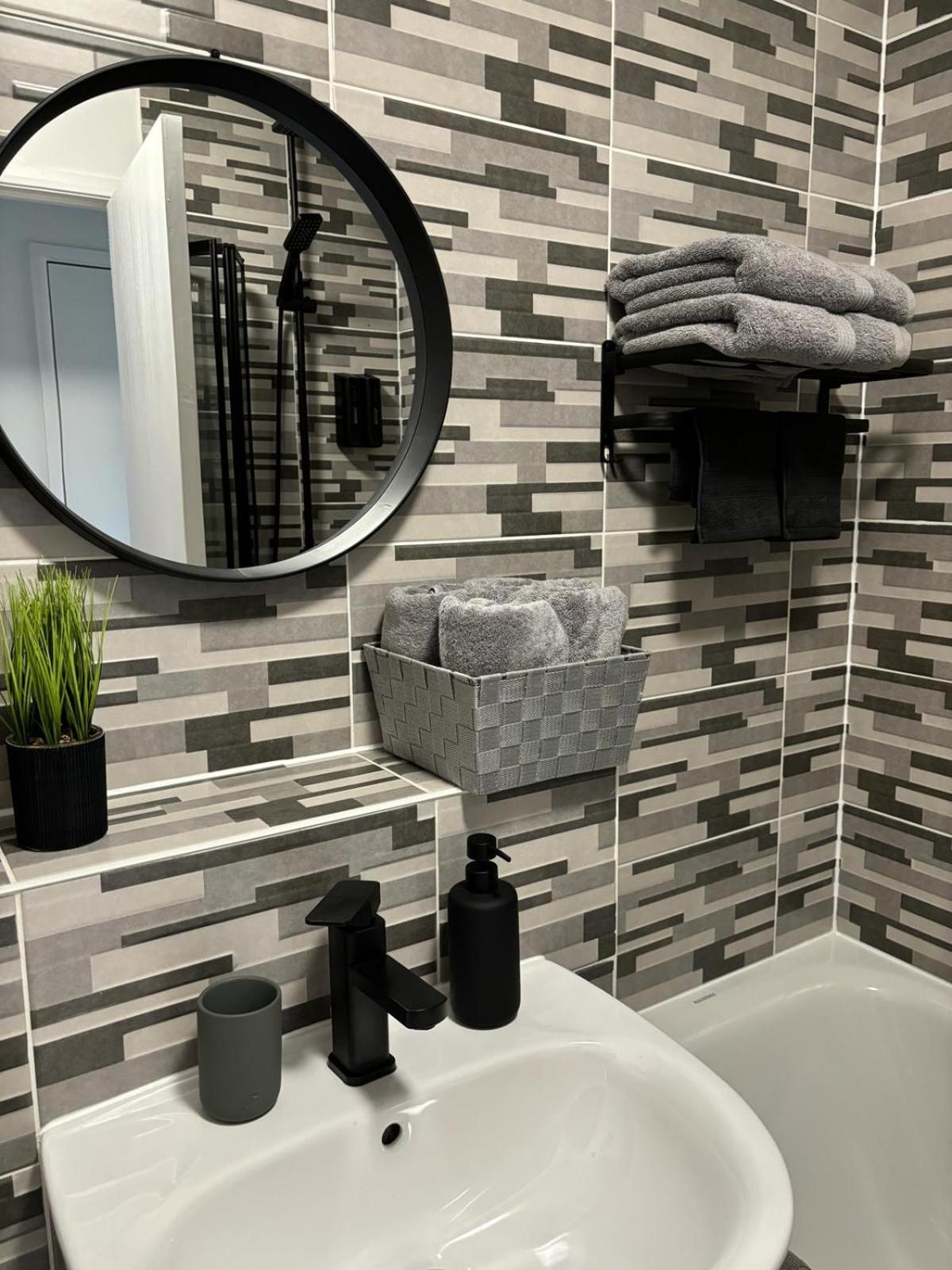 Stylish Home In Linlithgow With Free Parking Eksteriør bilde