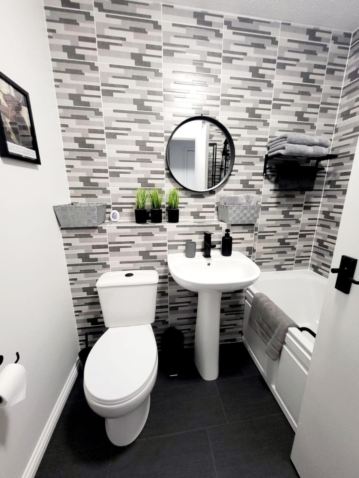 Stylish Home In Linlithgow With Free Parking Eksteriør bilde